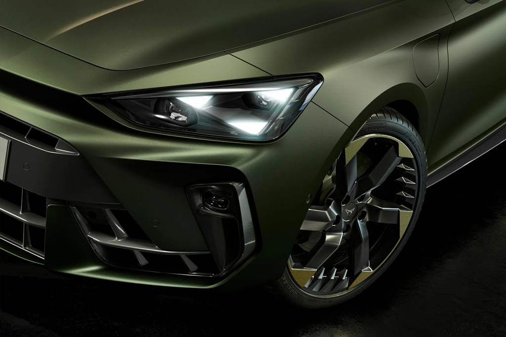 Vue avant de la Cupra Leon Sportstourer hybride rechargeable en extérieur