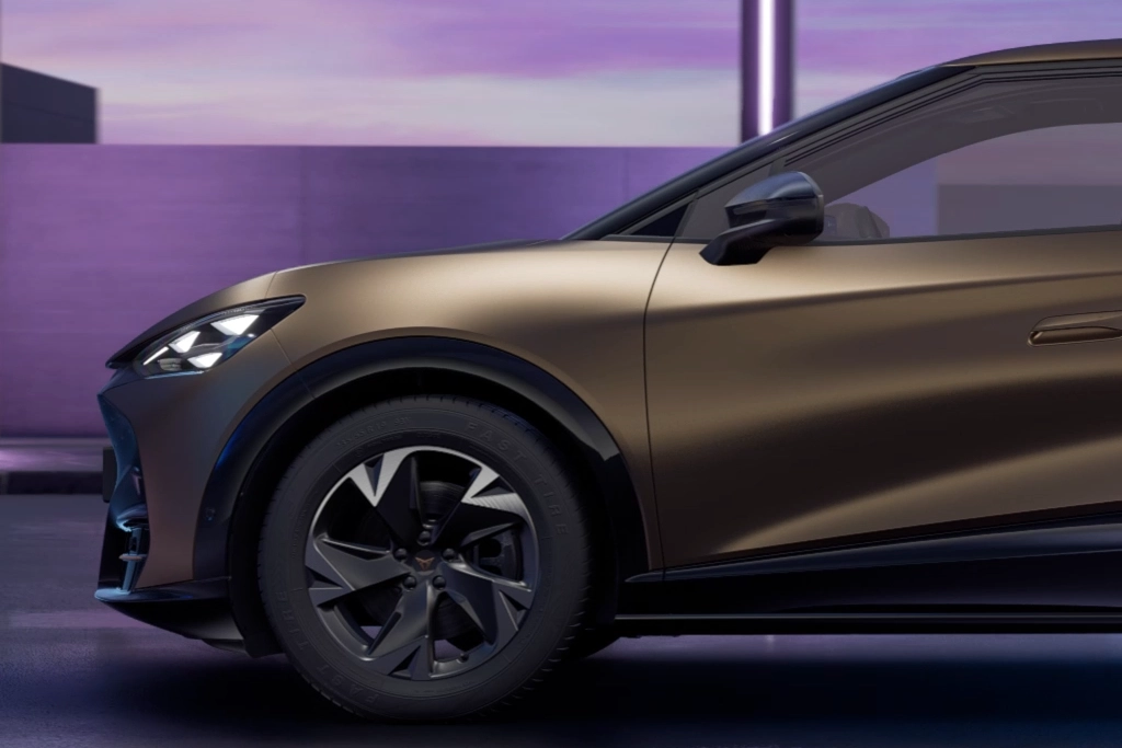 Face avant du Cupra Tavascan électrique avec signature lumineuse