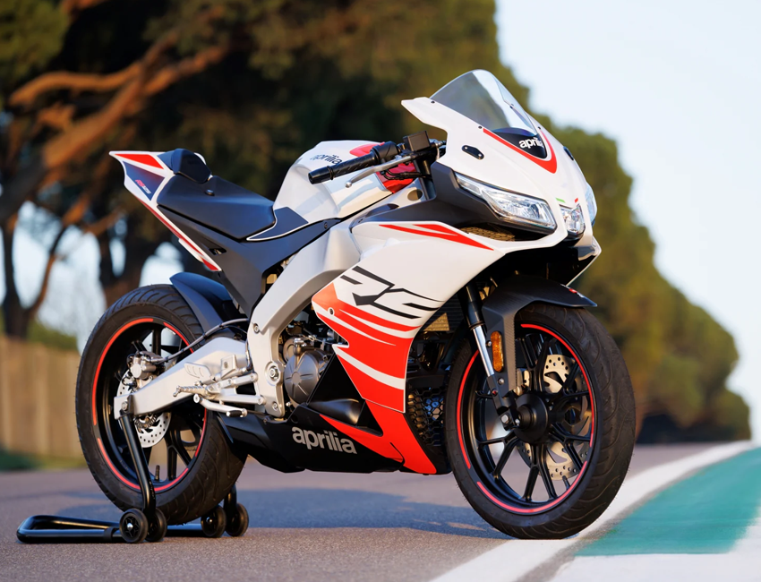 Aprilia RS 125 en action sur route