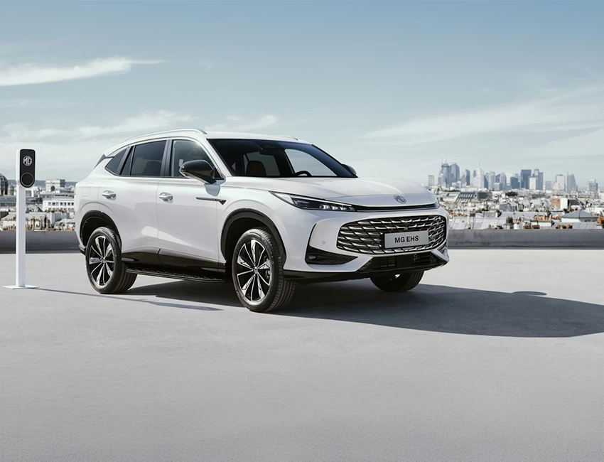 Vue avant du MG EHS PHEV sur route, design moderne et dynamique