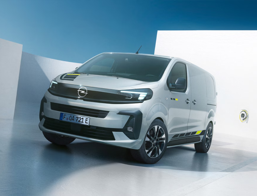 Vue avant de l’Opel Vivaro sur fond noir