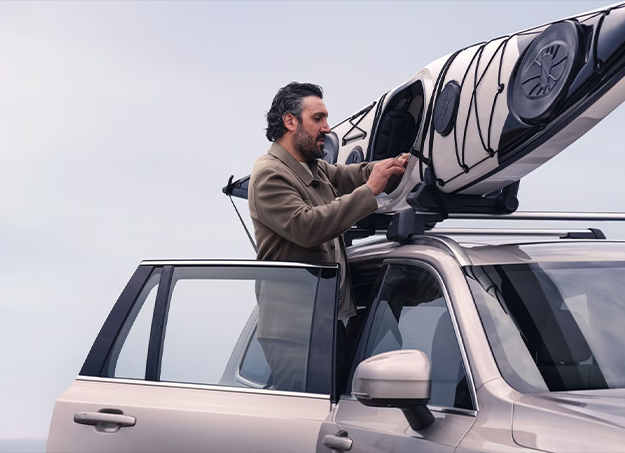 Volvo XC90 roulant sur une route de campagne