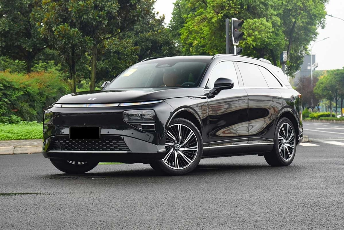 Profil latéral du XPENG G9 en mouvement sur route panoramique