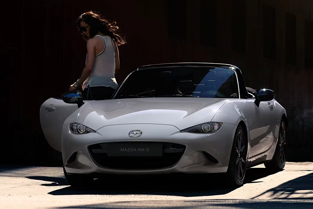 Mazda MX-5 en conduite urbaine, vue latérale