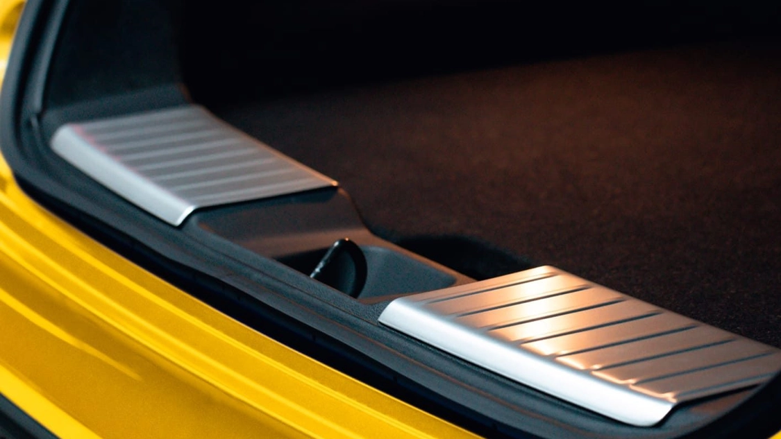 Vue arrière coffre du Nissan Juke sur route