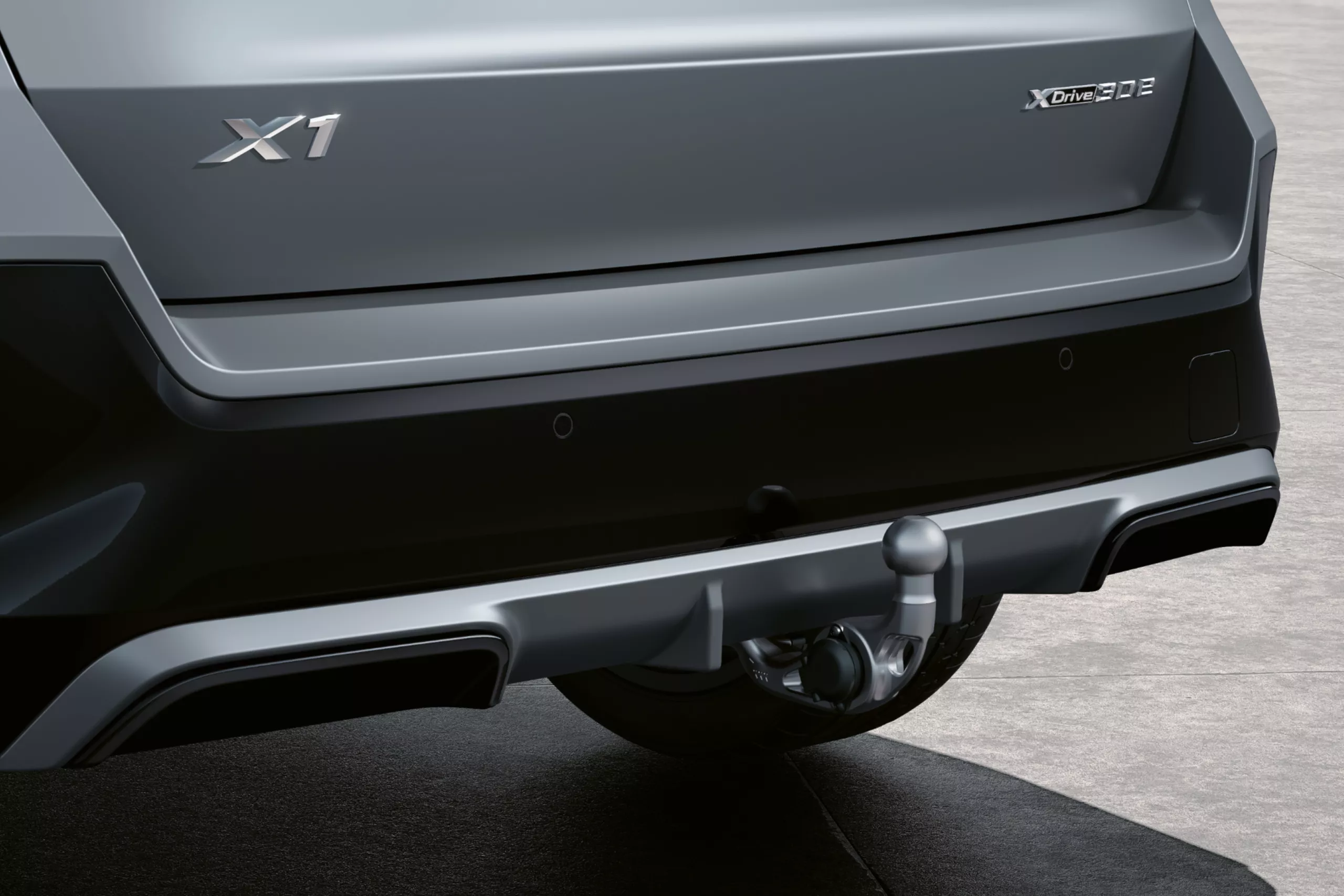 BMW iX1 électrique garé arrière